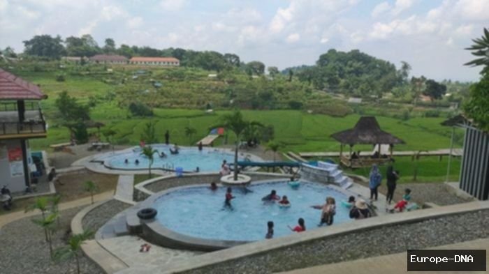 Sawah Bengkok Majalengka: Cafe, Kolam Renang, & Liburan Tak Terlupakan!