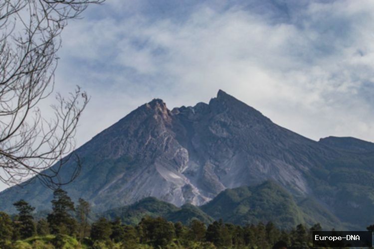 Pendaki Nekat Viral di Merapi! BPPTKG: Bahaya Mengintai, Status Siaga!