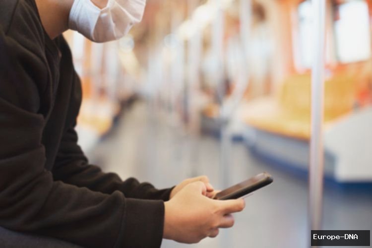 5 Tips Bawa Smartphone dengan Aman Saat Traveling
