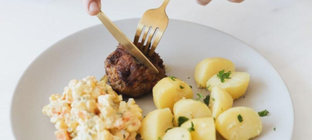 7 Etika Makan atau Table Manner yang Penting untuk Diketahui