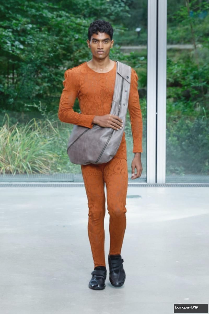 12 Koleksi Issey Miyake S/S 26 di Paris Fashion Week, Artsy!