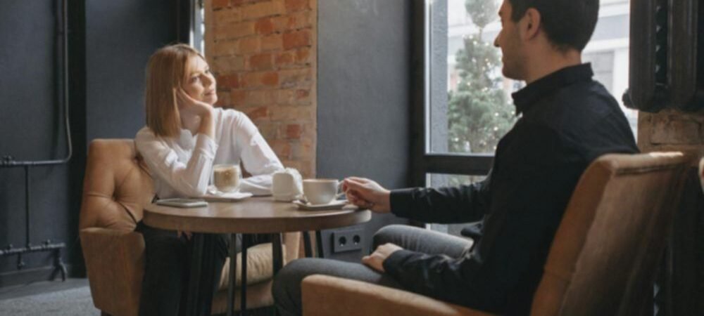 5 Zodiak Cowok yang Paling Jago Flirting, Hobinya Menggoda