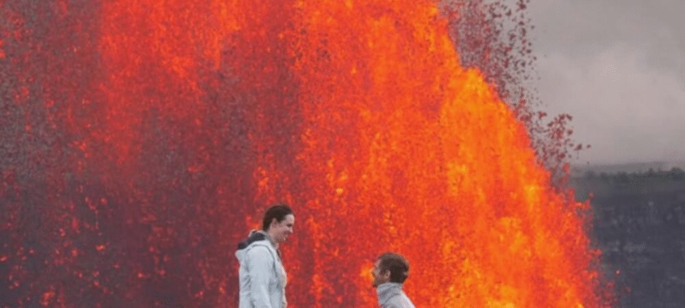Unik! Fotografer Ini Lamar Kekasihnya di Depan Gunung Berapi Kilauea